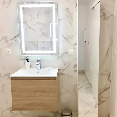 Confort Avec Parking Et Terrasse A Village