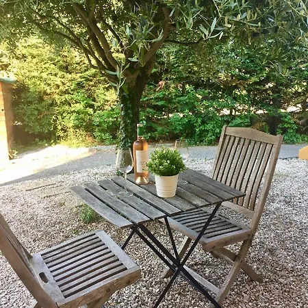 Confort Avec Parking Et Terrasse A Village شقة إز